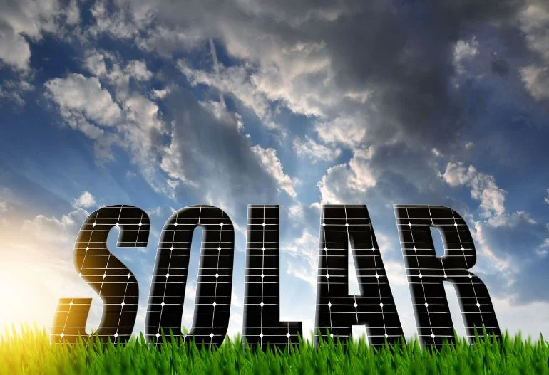Casa ou empresa: onde é possível economizar mais na conta de luz por meio da energia solar?